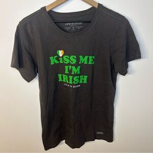Life Is Good Women’s Gray “Kiss Me I’m Irish” Crusher Tee, Size Medium